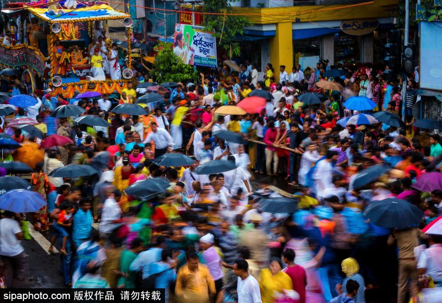造型夸張形態(tài)各異！印度人民走上街頭慶祝扎格納特乘車節(jié)