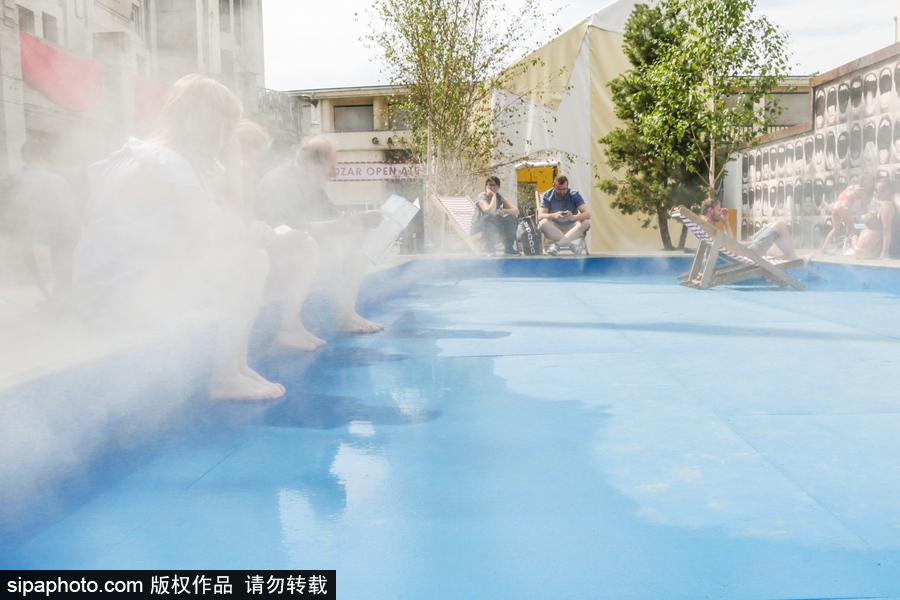 比利時(shí)布魯塞爾高溫來(lái)襲 民眾享受水氣降溫
