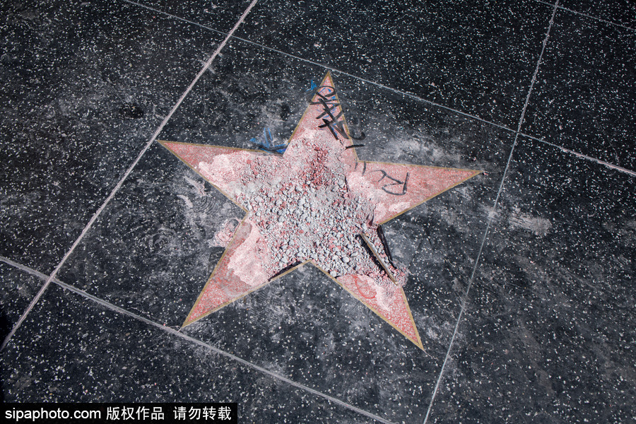 好萊塢星光大道“特朗普之星”被砸碎 民眾現(xiàn)場(chǎng)拍照合影