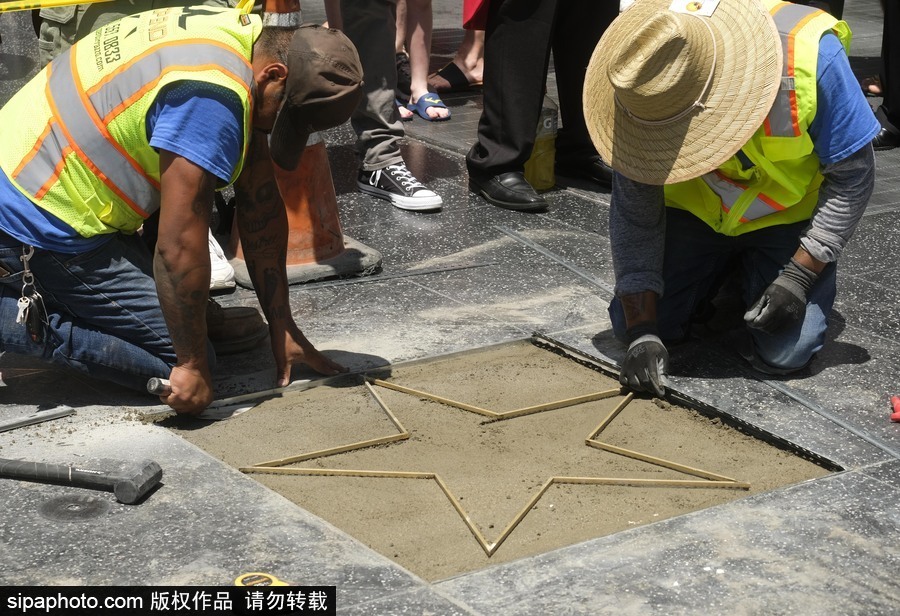 好萊塢星光大道“特朗普之星”被砸碎 民眾現(xiàn)場(chǎng)拍照合影