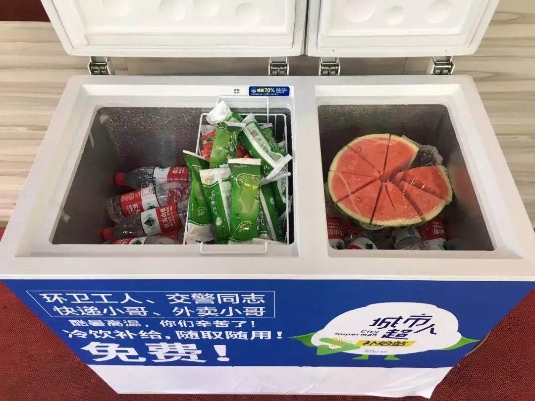 無(wú)人看管的冷飲柜放在39°高溫的杭州街頭，沒(méi)想到是這樣的結(jié)果！