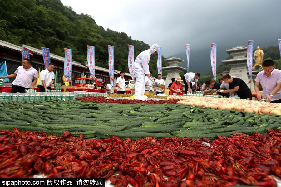 2噸重巨無霸“龍蝦啤酒拼盤”亮相 數(shù)千人分食