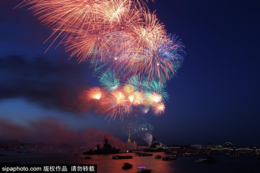 俄羅斯海軍節(jié)到來 塞瓦斯托波爾上演煙火盛宴慶祝