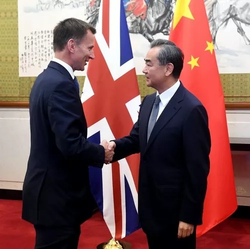 外媒說：當(dāng)著王毅的面，英外交大臣把中國妻子說成“日本人”，英媒：太尷尬
