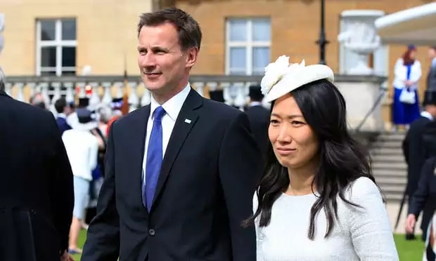 外媒說：當(dāng)著王毅的面，英外交大臣把中國妻子說成“日本人”，英媒：太尷尬