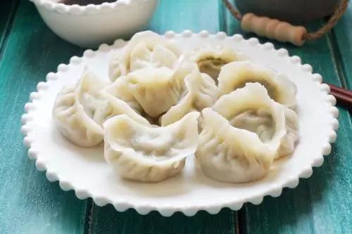 【學(xué)中文懂中國】英國小哥有點飄了，都敢和中國小姐姐比賽包餃子了！