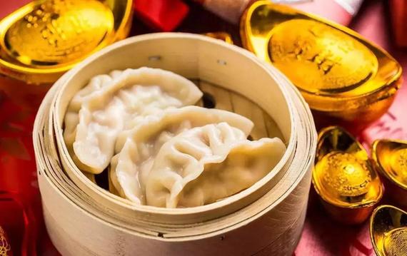 【學(xué)中文懂中國】英國小哥有點飄了，都敢和中國小姐姐比賽包餃子了！