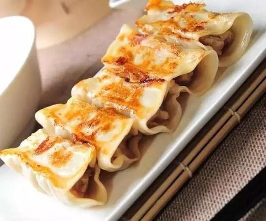 【學(xué)中文懂中國】英國小哥有點飄了，都敢和中國小姐姐比賽包餃子了！