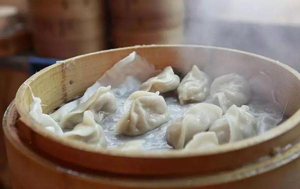 【學(xué)中文懂中國】英國小哥有點飄了，都敢和中國小姐姐比賽包餃子了！