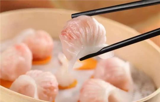 【學(xué)中文懂中國】英國小哥有點飄了，都敢和中國小姐姐比賽包餃子了！