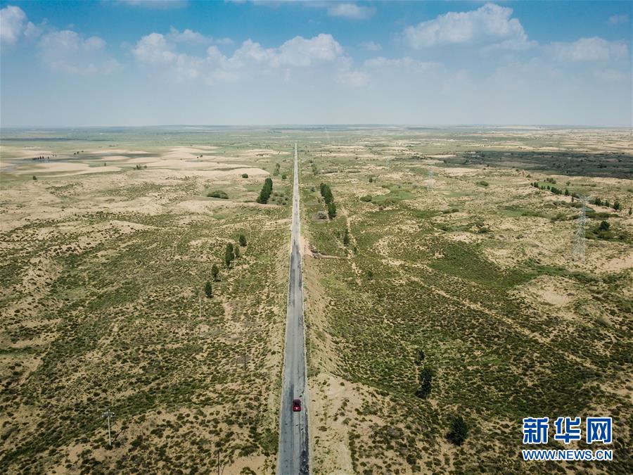 庫(kù)布其首條穿沙公路 矗立在大漠的無(wú)形豐碑