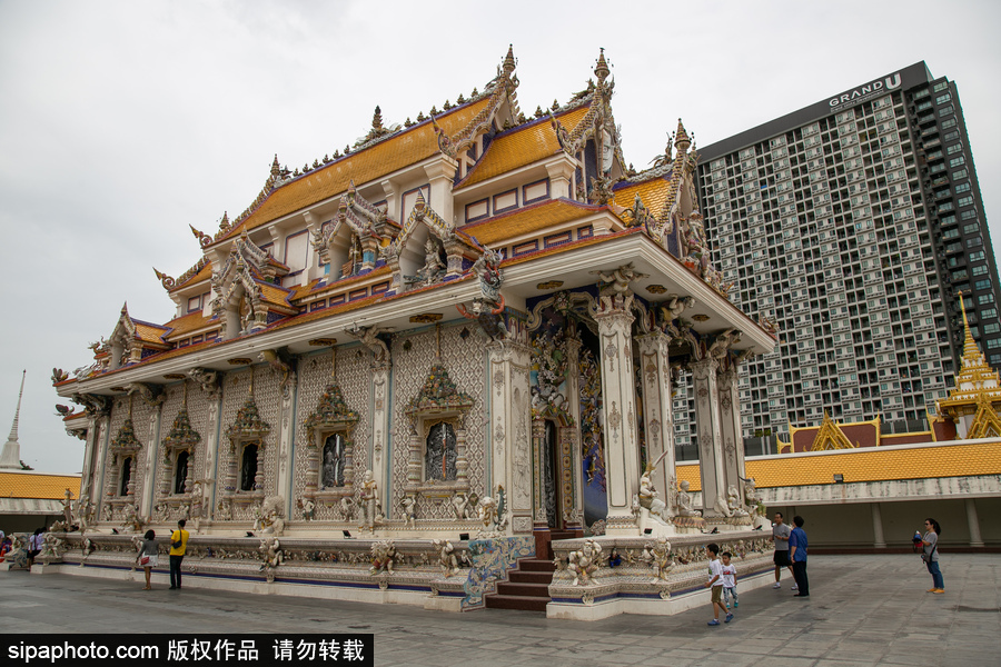 泰國曼谷一廟宇驚現(xiàn)超人、皮卡丘等動漫雕像 跨界裝飾創(chuàng)意無窮！