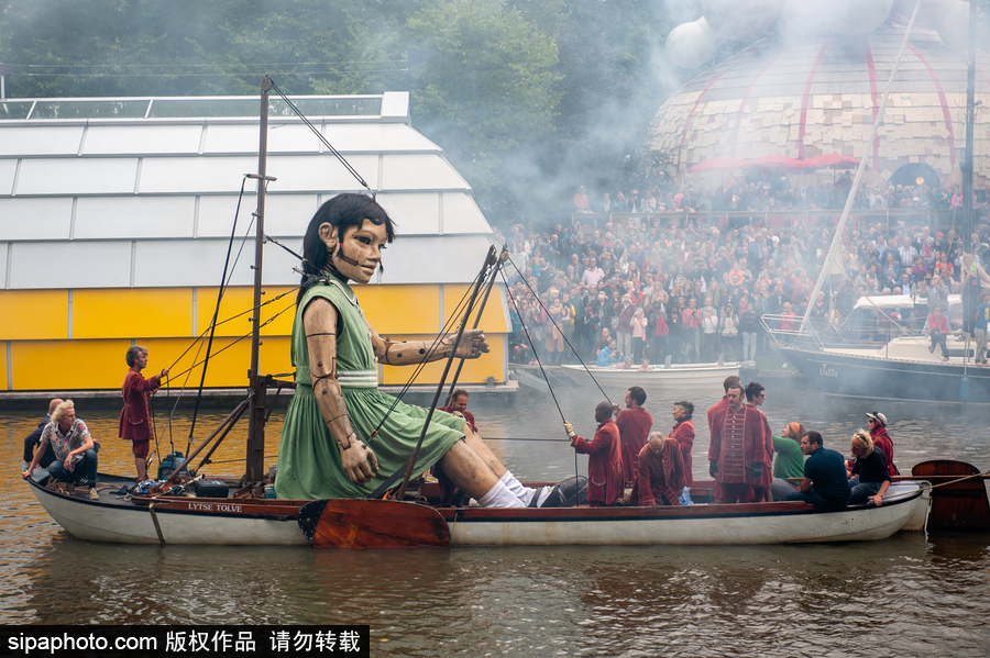 荷蘭呂伐登：巨人木偶飛現(xiàn)劇院門口 驚險(xiǎn)創(chuàng)意表演看呆路人