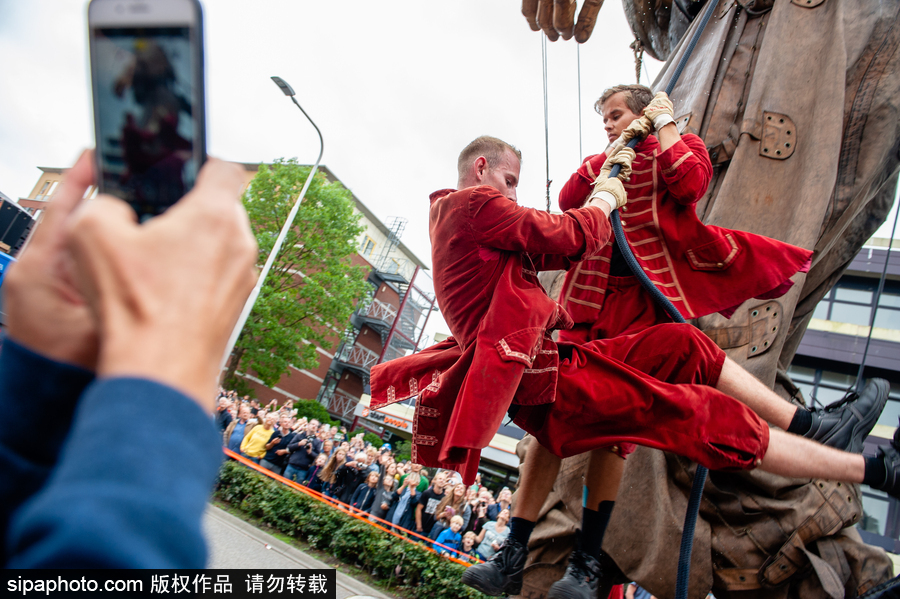 荷蘭呂伐登：巨人木偶飛現劇院門口 驚險創(chuàng)意表演看呆路人