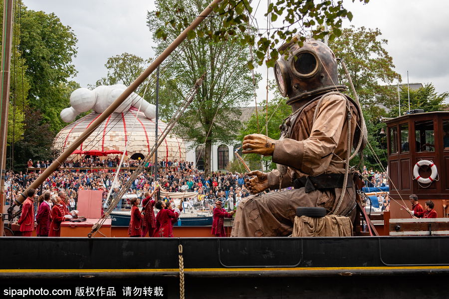 荷蘭呂伐登：巨人木偶飛現(xiàn)劇院門口 驚險創(chuàng)意表演看呆路人