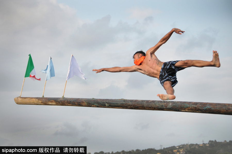 這項傳統(tǒng)比賽刺激又好玩！意大利漁民過獨木橋摘旗子五花八門落水姿勢令人捧腹