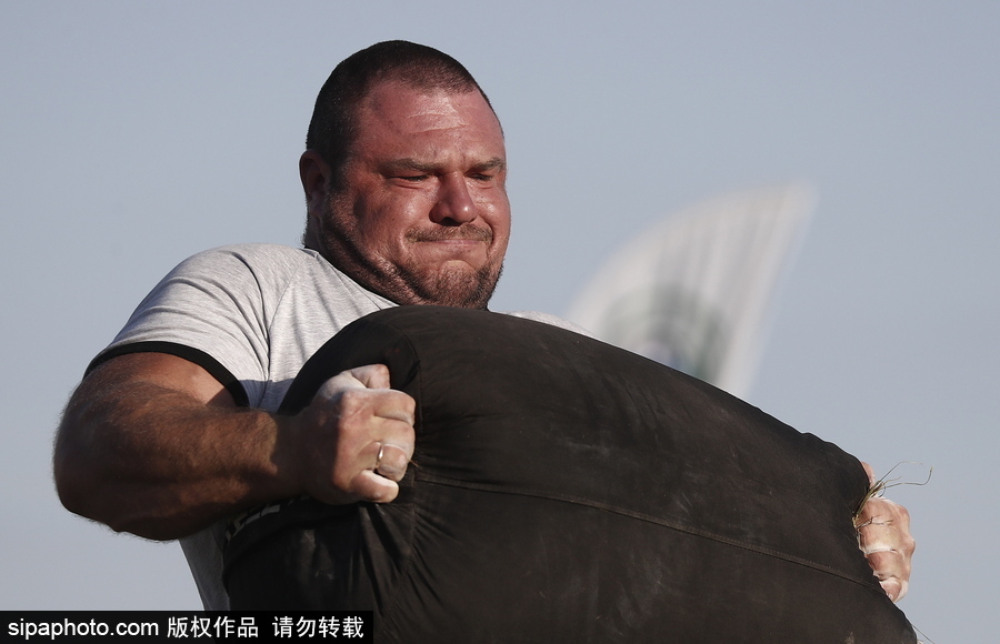 來自“戰(zhàn)斗民族”的力量比拼！俄羅斯坦波夫地區(qū)傳統(tǒng)體育比賽現(xiàn)場十分火熱