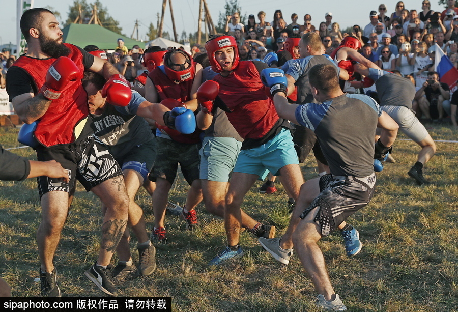 來自“戰(zhàn)斗民族”的力量比拼！俄羅斯坦波夫地區(qū)傳統(tǒng)體育比賽現(xiàn)場十分火熱
