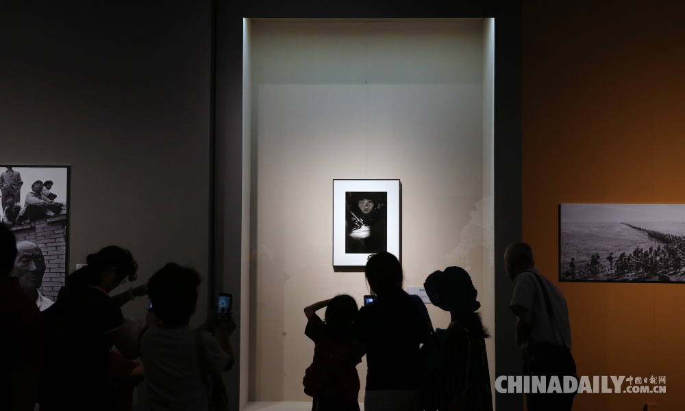 “影像見(jiàn)證40年全國(guó)攝影大展”亮相國(guó)博