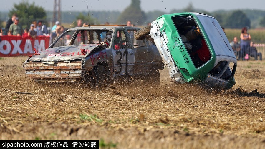 開(kāi)著“破”車(chē)去比賽！法國(guó)另類(lèi)汽車(chē)競(jìng)技賽讓人大開(kāi)眼界