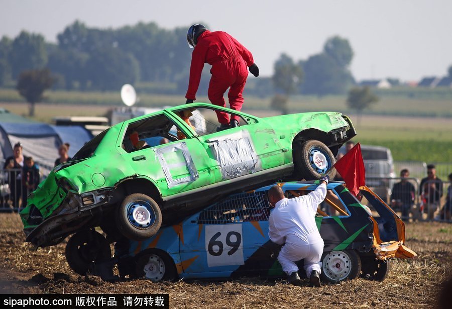 開著“破”車去比賽！法國另類汽車競技賽讓人大開眼界