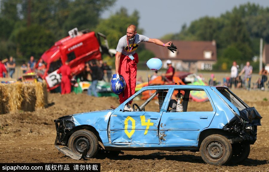 開著“破”車去比賽！法國另類汽車競技賽讓人大開眼界