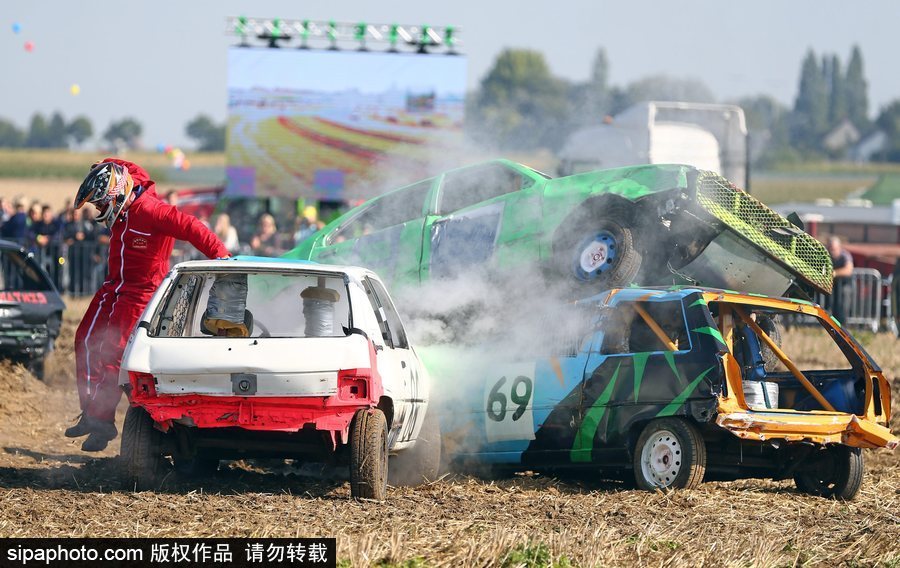 開(kāi)著“破”車去比賽！法國(guó)另類汽車競(jìng)技賽讓人大開(kāi)眼界