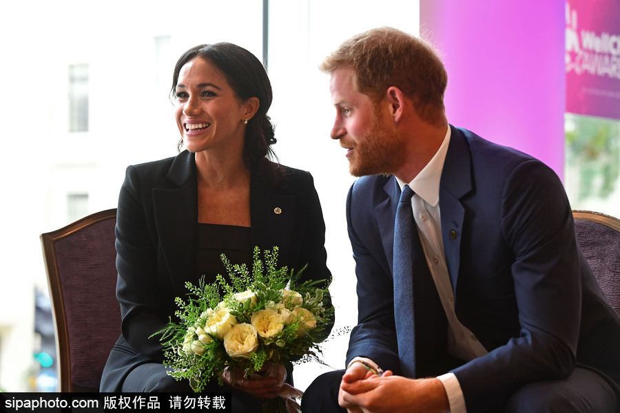 英國(guó)哈里王子攜梅根王妃出席“健康兒童”頒獎(jiǎng)儀式 情侶款套裝大秀恩愛和睦