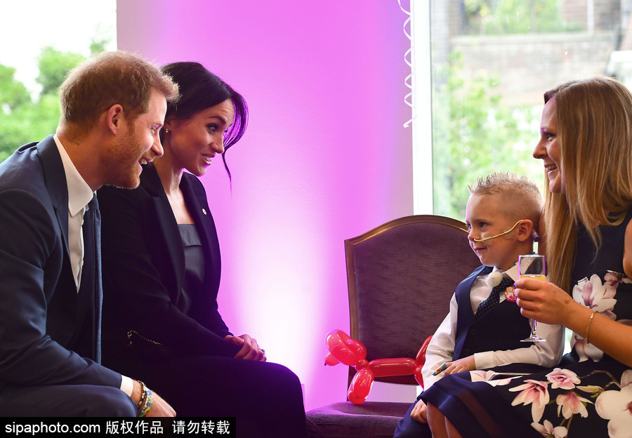 英國哈里王子攜梅根王妃出席“健康兒童”頒獎儀式 情侶款套裝大秀恩愛和睦