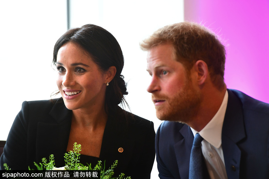 英國(guó)哈里王子攜梅根王妃出席“健康兒童”頒獎(jiǎng)儀式 情侶款套裝大秀恩愛和睦