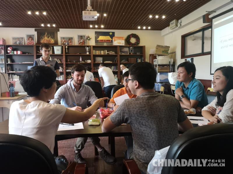 南非90后耶魯大學(xué)畢業(yè)生來(lái)華任教 把“中非友誼”融進(jìn)課堂