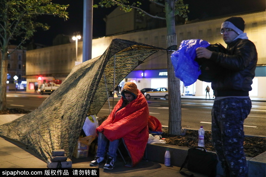 “蘋果”的誘惑！莫斯科街頭上演“扎營露宿”只為購買iPhone X系列新品