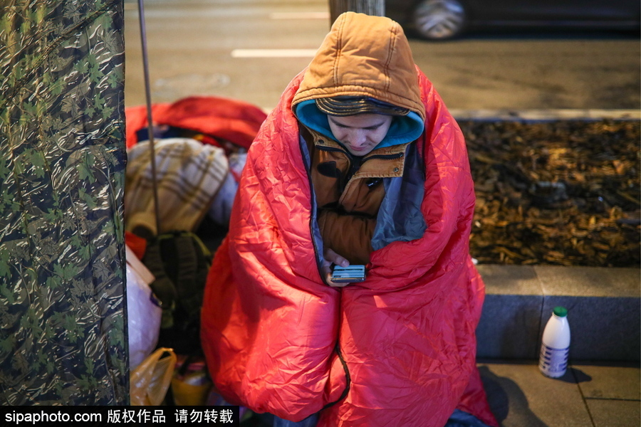 “蘋果”的誘惑！莫斯科街頭上演“扎營露宿”只為購買iPhone X系列新品
