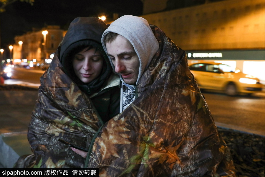 “蘋果”的誘惑！莫斯科街頭上演“扎營露宿”只為購買iPhone X系列新品