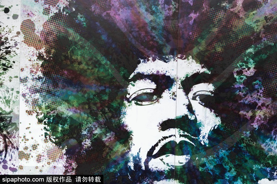 巴西：致敬偶像！圣保羅街頭出現(xiàn)搖滾明星巨幅畫(huà)像