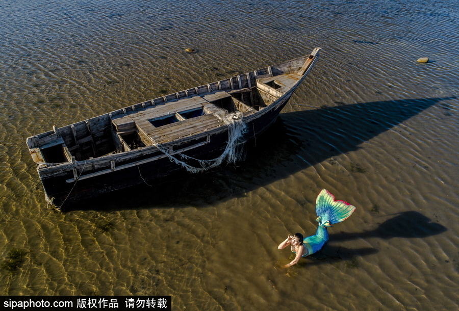俄羅斯符拉迪沃斯托克：“美人魚(yú)”模特水中拍照再現(xiàn)童話場(chǎng)景