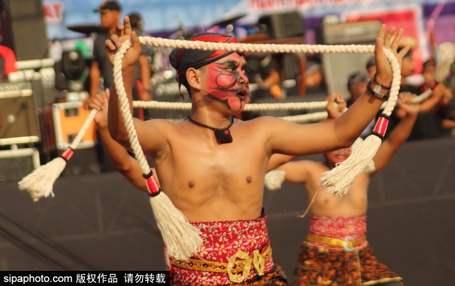 印度尼西亞：野性與傳統(tǒng)的結(jié)合！茉莉芬市特色舞蹈表演熱鬧非凡