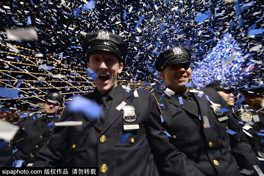 美國(guó)紐約：青春洋溢朝氣十足！紐約市警察學(xué)院畢業(yè)典禮盛大舉行
