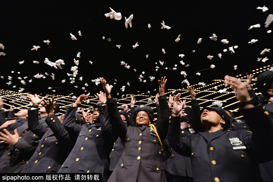 美國(guó)紐約：青春洋溢朝氣十足！紐約市警察學(xué)院畢業(yè)典禮盛大舉行