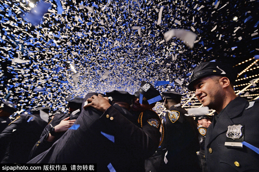 美國(guó)紐約：青春洋溢朝氣十足！紐約市警察學(xué)院畢業(yè)典禮盛大舉行