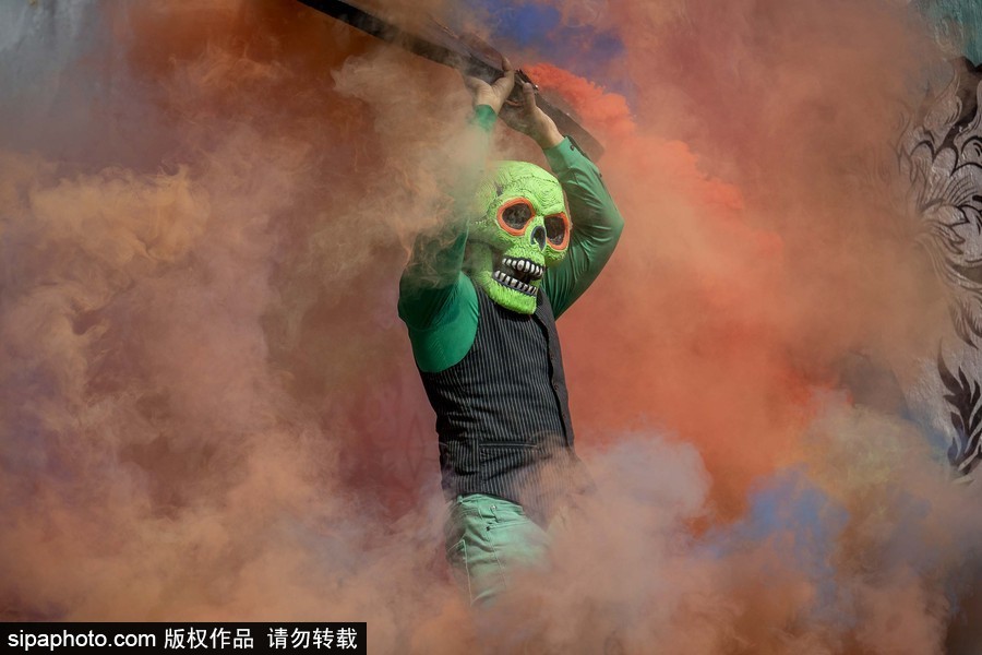 展現(xiàn)色彩魅力！墨西哥街頭“彩色骷髏”花6小時(shí)用彩煙“填滿”街道