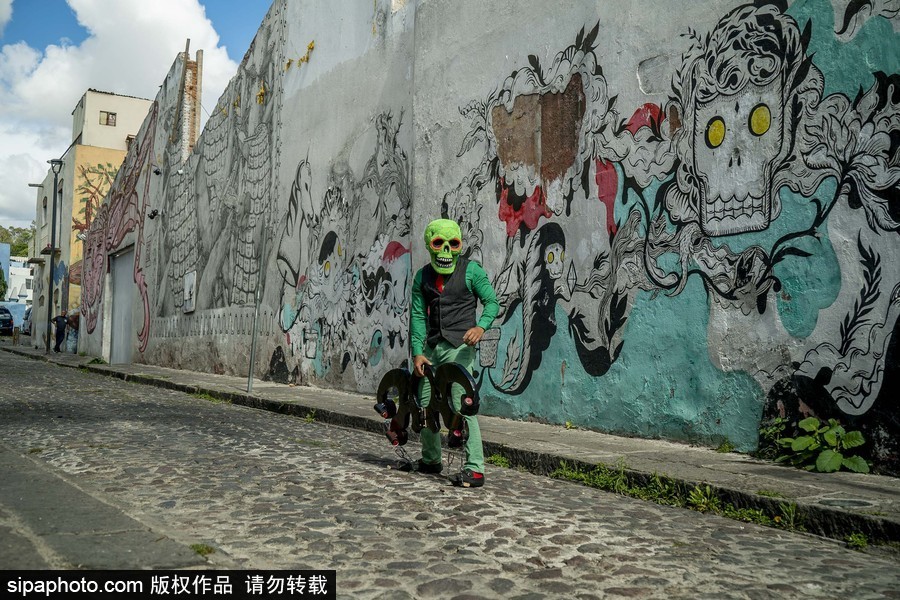 展現(xiàn)色彩魅力！墨西哥街頭“彩色骷髏”花6小時用彩煙“填滿”街道