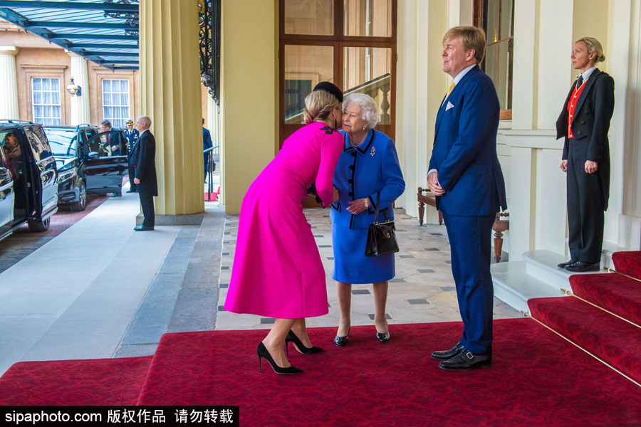 英國女王伊麗莎白二世身著藍(lán)色套裝精神矍鑠