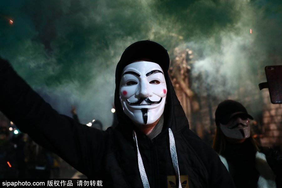 英國：蓋伊·福克斯之魂再度燃燒！百萬面具游行在倫敦舉行