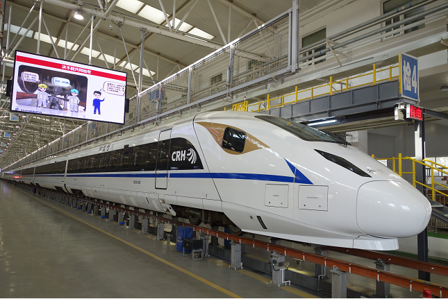 新型動車組檢修 為西成高鐵開通做準(zhǔn)備