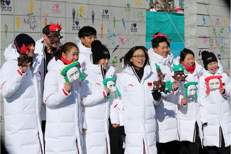 平昌冬奧會(huì)中國(guó)體育代表團(tuán)升旗儀式在江陵運(yùn)動(dòng)員村舉行