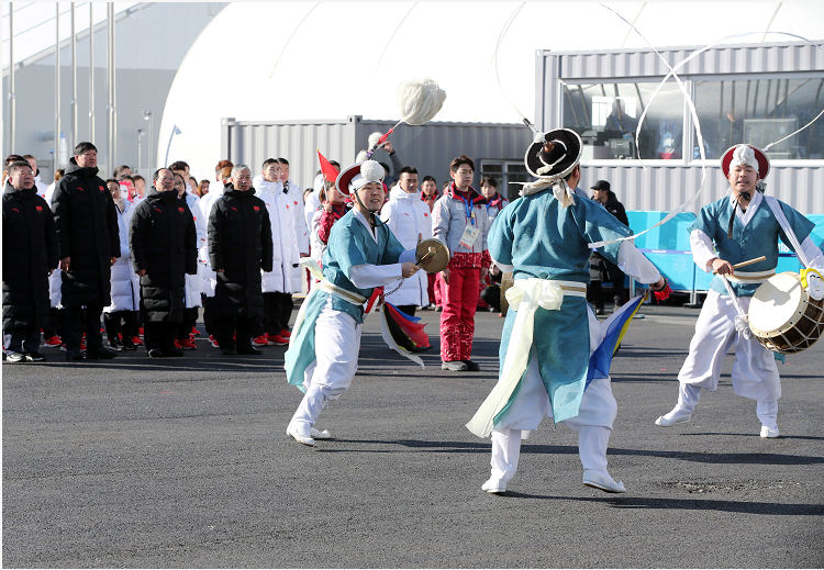 平昌冬奧會(huì)中國(guó)體育代表團(tuán)升旗儀式在江陵運(yùn)動(dòng)員村舉行