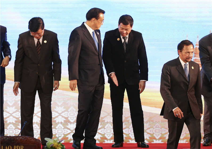 （圖集）“10+3”會議上李克強(qiáng)總理的幾個瞬間