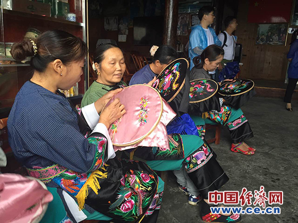 【網(wǎng)絡(luò)媒體走轉(zhuǎn)改】十八洞村的特色精準扶貧路