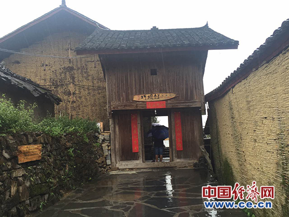 【網(wǎng)絡(luò)媒體走轉(zhuǎn)改】十八洞村的特色精準扶貧路
